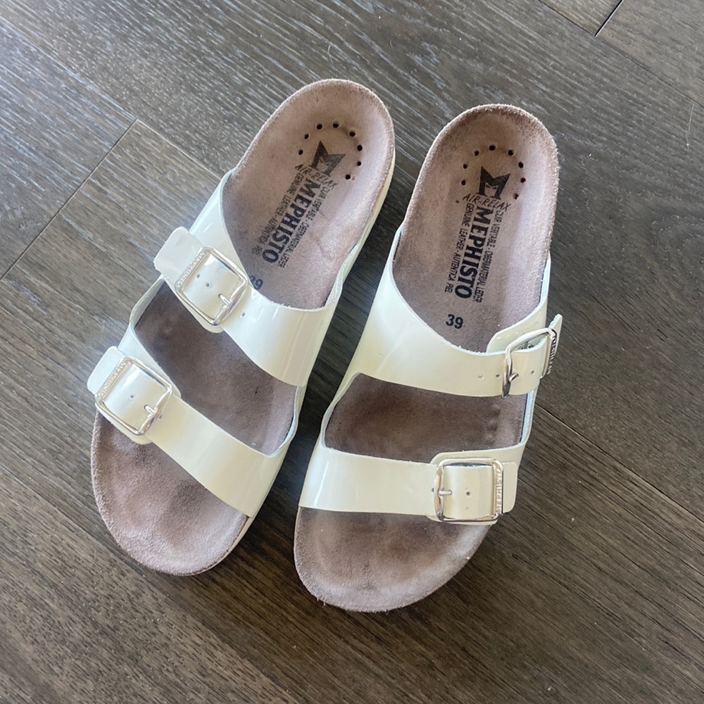 Woman’s Mephisto White Sandals size 8 1/2 -Excellent condition